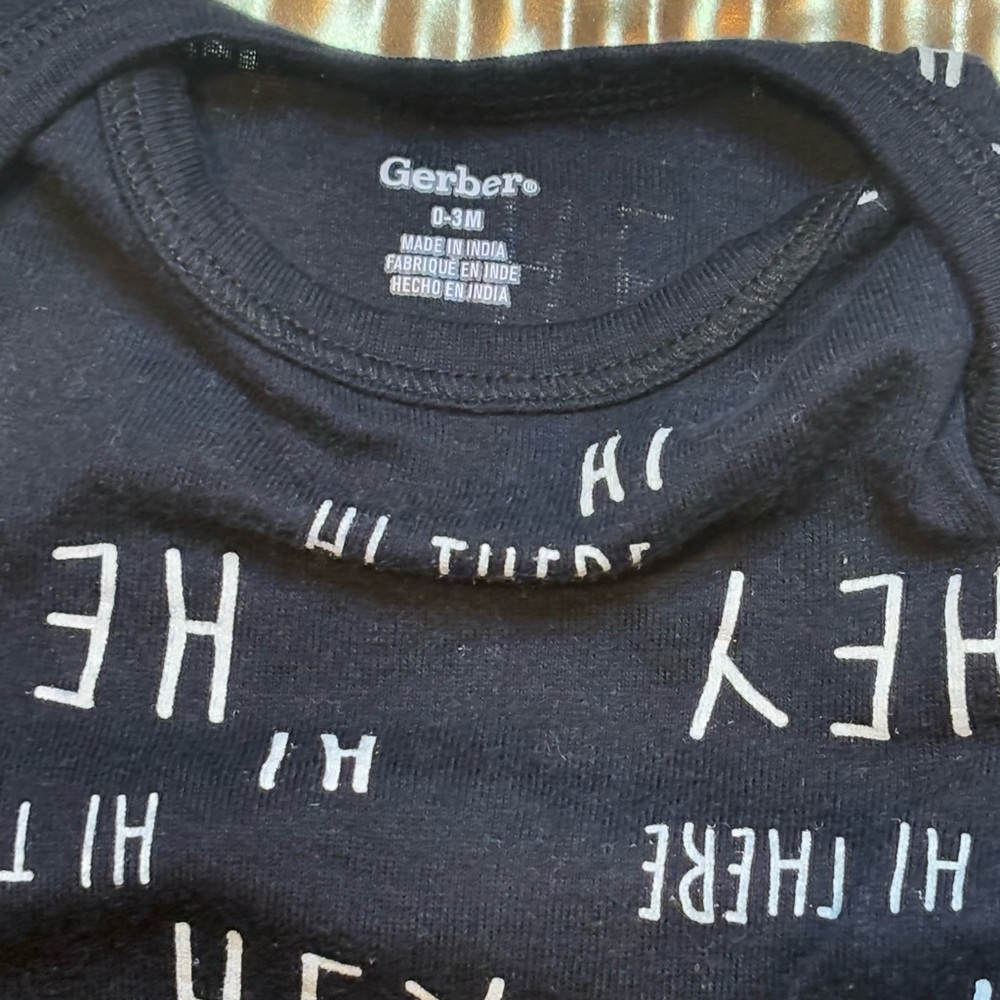 Gerber Black & White 'Hey There' Print Newborn Onesie - Picture 5 of 5